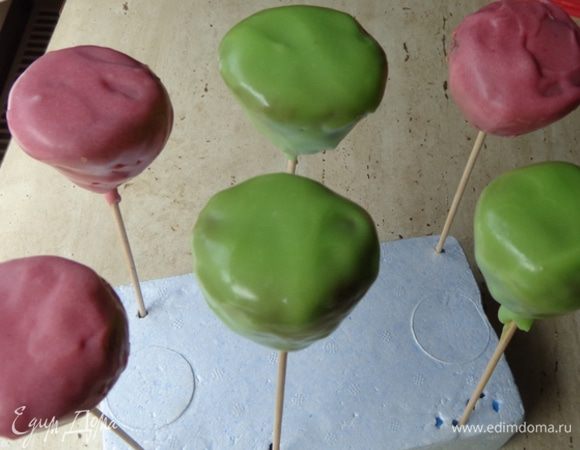 Охлажденные заготовки для рюмочек надеть на деревянные шпажки и обмакнуть в глазурь. Дать стечь лишней глазури, воткнуть палочки в пенопласт и опять хорошо охладить.