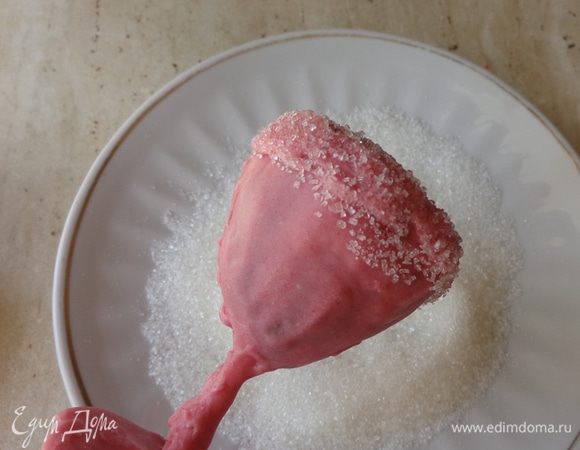 После этого насыпать в блюдечко сахар, края рюмки смазать теплой глазурью и обмакнуть в сахаре. Излишки убрать. 