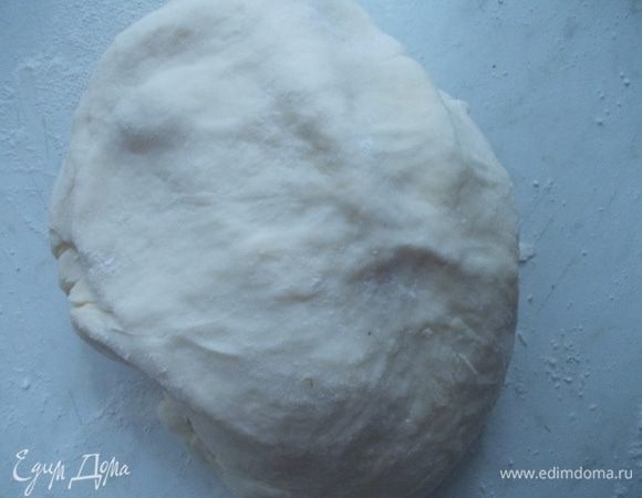 Смешать все ингредиенты для теста и замесить мягкое и эластичное тесто. Оставить в теплом месте пока готовится начинка.