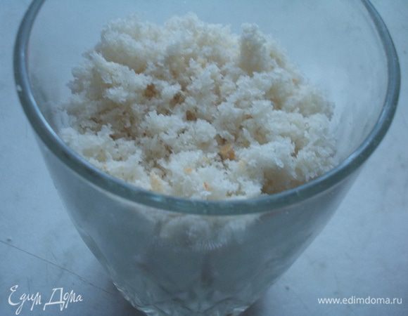 Батон натереть на терке (так сказано в рецепте), но я думаю, что легче воспользоваться блендером.