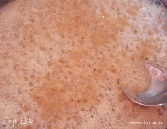 Обжарить крошки до золотистого цвета, аромат при этом сногшибательный...