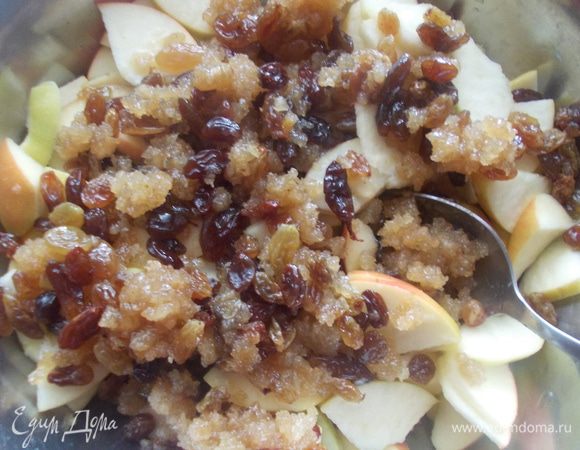 Порезать яблоки пластинками, смешать с изюмом (без чая) и крошкой.