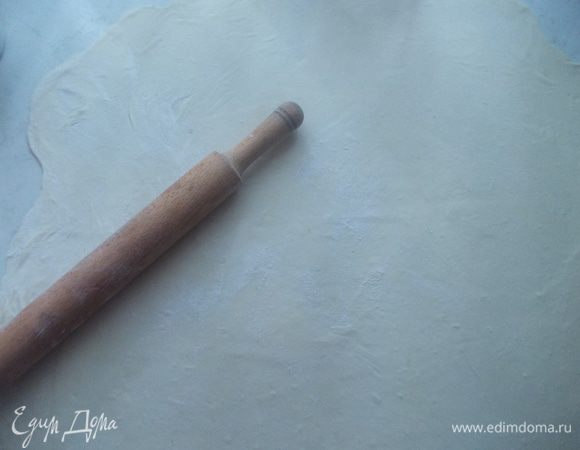 Тесто раскатать на столе очень тонко.