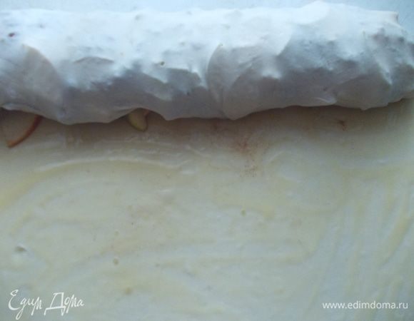 Сворачиваем сначала о стороны начинки, и затем там где масло. 