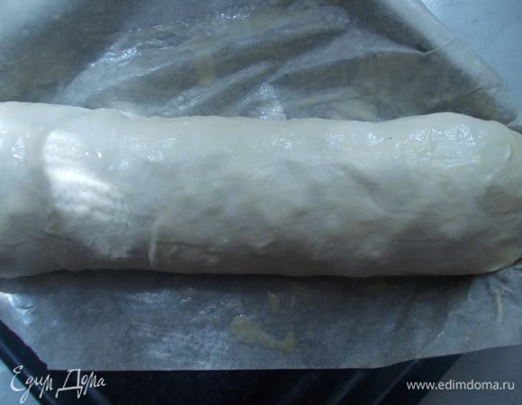 Аккуратно перекатываем его на смазанный маслом пергаментный лист. Смазываем маслом и отправляем в духовку 200С. на 35-40 минут.