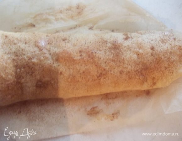 После того как наш штрудель испечется и подрумянится, достанем его из духовки, смажем чуточку маслом и присыпим корицей или сахарной пудрой. Я полила немного карамельным топпингом, очень вкусно!!!!