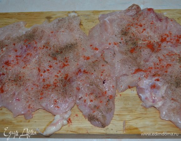 Куриную грудку разрезаем по средине, и немного отбиваем до толщины 5 мм. Солим и перчим по вкусу, я добавила еще немного паприки.