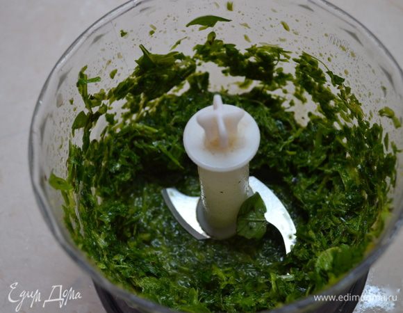Зелень и оливковое масло перемадываем в блендере в неоднородное грубое пюре.