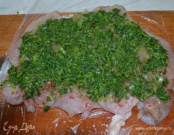 Выкладываем пюре на куриные грудки.