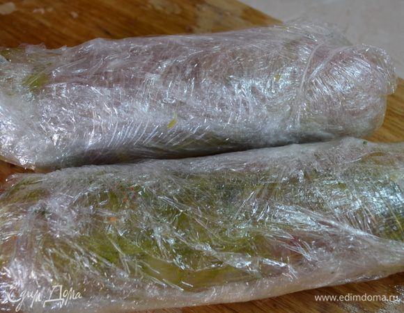 Сворачиваем грудку рулетом и плотно завертываем в пищевую пленку, концы закручиваем.