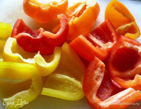 Перцы режем на 4 части.
