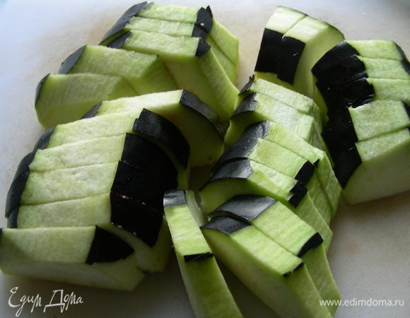 Баклажаны - на кусочки 2 см.
