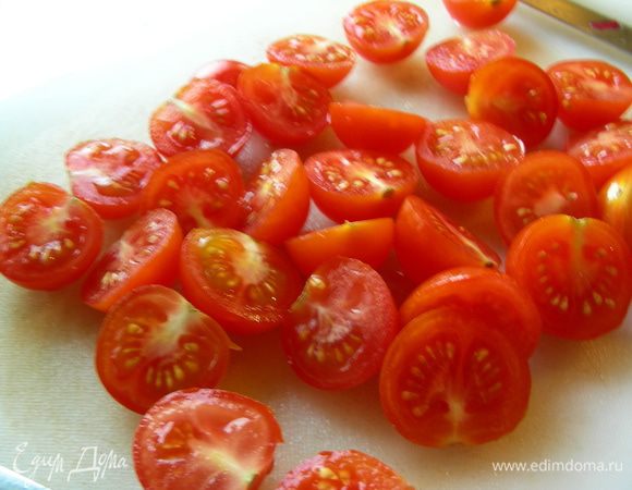 Помидорчики можно оставить целыми, а я их разрезала напополам.