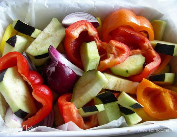 Выкладываем овощи (кроме черри) в форму для запекания, сбрызгиваем оливковым маслом, солим, перчим при желании. Хорошо все перемешиваем, чтобы все овощи пропитались. Запекаем в духовке 220 гр. минут 25 (я подольше запекала, минут 40, так как хотела, чтобы овощи были сильно мягкие). Затем добавляем черри и запекаем еще 15 минут. 
