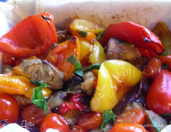 Взбрызгиваем овощи бальзамическим уксусом и посыпаем листьями базилика.
