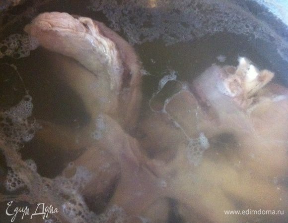 Мясо моем, заливаем водой и доводим до кипения. Снимаем пенку, солим и варим на медленном огне 1-1,5 часа.