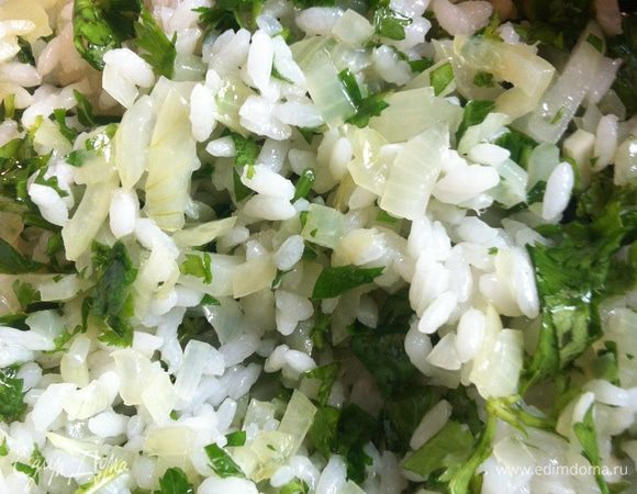 Тем временем готовим начинку для наших фрикаделек. Варим рис, обжариваем лук на растительном масле. Зелень моем, сушим и мелко режем. Смешиваем  рис, лук и ПОЛОВИНУ зелени. Солим и перчим по вкусу.