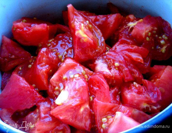 Разрежем крупные помидорины на 4 части, мелкие на две.