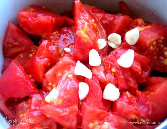 Осталось его разрезать на кусочки и отправить к томатам.