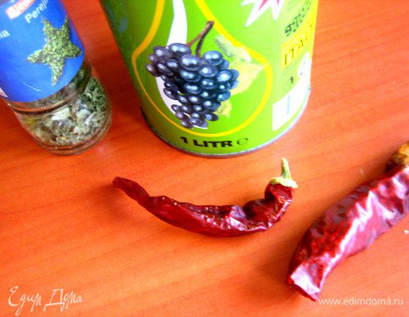 Перец чили, если любите остренькое и масло для шелковистой структуры сока...