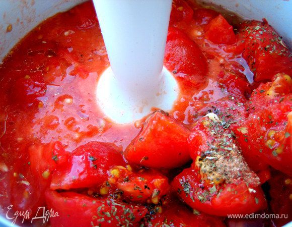 Помещаем погружной блендер и начинаем взбивать...