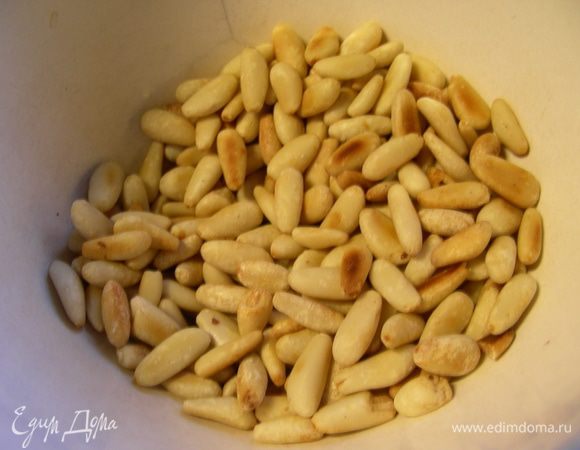 Пасту отвариваем аль денте. Сливаем воду (можно немного оставить на случай, если паста при прогревании будет суховата), не промываем. Кедровые орешки обжариваем на сухой сковороде до золотистого цвета.
