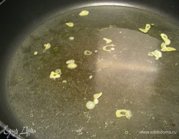 Добавляем вино и даем увариться наполовину (у меня получилось даже больше - на 2/3).
