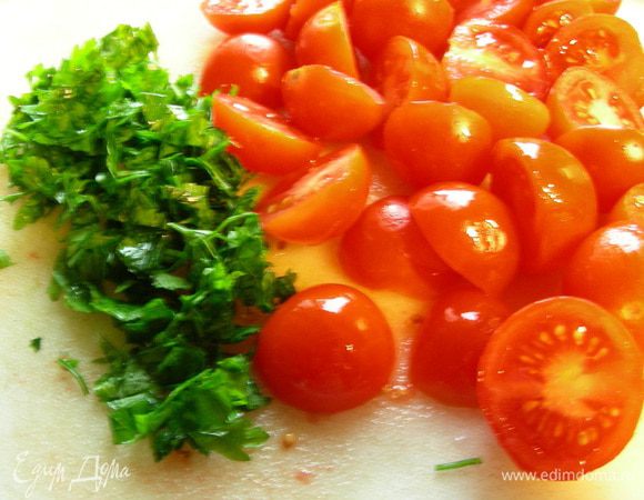 Петрушку рубим, черри режем напополам.
