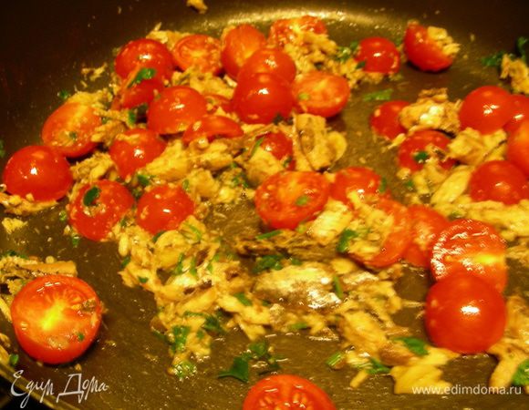 Попробуте соус, если он Вам вдруг покажется слишком винным, здесь интенсивность все-таки зависит от используемого вина, то можно часть соуса отлить и потом добавить по необходимости. Я так и сделала, так как делала первый раз и хотела отрегулировать интенсивность вкуса. Добавляем петрушку, черри и сардины, разобранные на крупные кусочки. Солим, перчим по вкусу. Готовим, помешивая минуты 3. Добавляем нашу пасту, все вместе прогреваем. Я в этот момент пробовала, как получается, и добавила весь оставшийся соус. 
