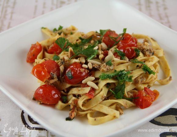 Подаем сразу же, присыпав кедровыми орешками. Ну и сыр по вкусу, например, пармезан. Приятного аппетита)