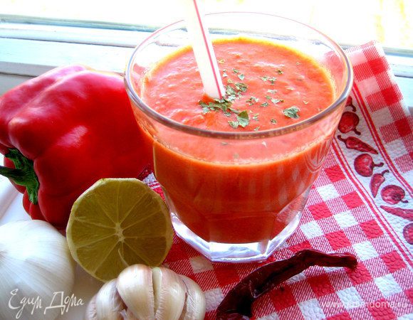 Разливаем по широким стаканам (у меня для виски), так как сок густой...