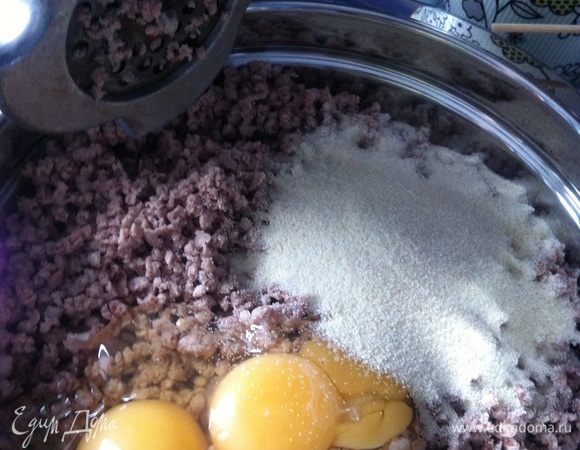 Достаем мясо из бульона и остужаем. Бульон процеживаем. Из мяса делаем фарш, в него добавляем яйца, манку. Вымешиваем не менее 5 минут.