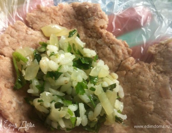 Приступаем к приготовлению фрикаделек с ничинкой. Для удобства я использовала пакет. Клала на него фарш и делала тонкий блинчик. На мясной блинчик кладем начинку.