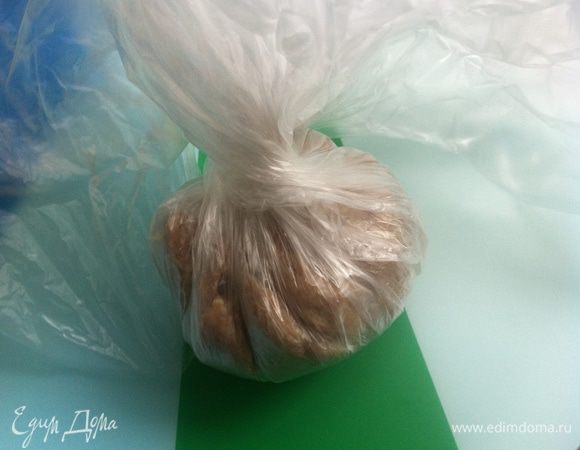 Закручиваем пакетик таким образом, чтобы начинка оказалась внутри мяса.