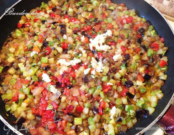 Готовим рататуй: моем, чистим (при необходимости) цуккини, баклажан, сладкий перец,  помидор и лук-шалот, обсушиваем и нарезаем меленькими кубиками. Обжариваем на небольшом огне все овощи по отдельности на оливковом масле. Затем смешиваем их и прогреваем в сковороде  все вместе. Солим, перчим, добавляем чеснок, пропущенный через пресс и листики тимьяна.