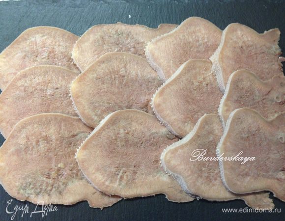 Язык нарезаем тоненькими пластинами и укладываем на блюдо. Сверху поливаем бальзамическим соусом и рядом красиво  выкладываем Рататуй. ENJOY !
