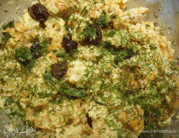 и укроп, всё хорошенько перемешиваем и оставляем на 20 мин. настаиваться. Смесь должна вся пропитаться молоком, в случае чего, нужно добавить чуточку ещё, но не переборщить. 