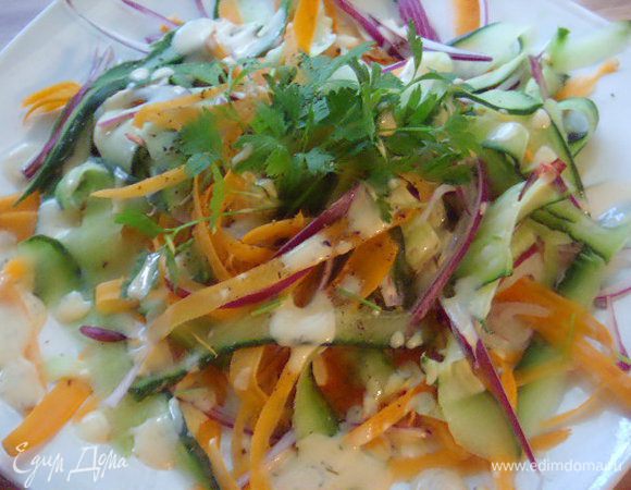 Пока кнедлики принимали свой окончательный вид, я полила салат приправкой.