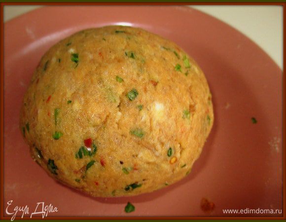 Т.к. фарша у меня не было, зато оставалась половина куриной грудки, решила взять ее. И так как у меня при переезде потерялась мясорубка, то (внимание, самое смешное!) я натерла замороженную грудку на терке :) Скажу честно, меня это дело не утомило, а результат нисколько не разочаровал :) В итоге получился фарш. Фарш смешать с кукурузной мукой, солью и перцем.  Количество ингредиентов варьируйте на глаз, муки не должно быть много, она лишь связующее звено. Помним, что это куриные лепешки, а не кукурузные ;) Добавить к фаршу все корешки, подготовленные из первого шага. Тщательно перемешать.