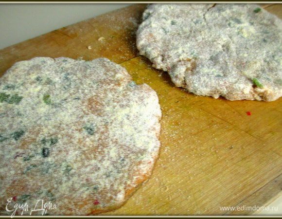 Добавить пасту, рыбный соус. Тщательно вымесить, чтобы получилась однородная масса. Далее сформировать лепешки удобным для вас способом. Я сначала разделила тесто на равные части, потом руками слепила шарики и уже их  раскатала в лепешки. 