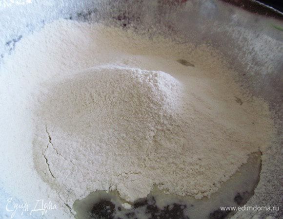 Замешиваем тесто. В теплую воду просеиваем муку, добавляем 40 г сахара, оливковое масло, 1 яйцо и щепотку соли, дрожжи. 