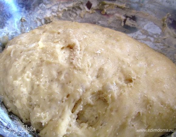 Замешиваем тесто. Накрываем полотенцем и ставим в теплое место на 1,5-2 часа.