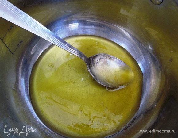 Виноград промываем водой, от косточек НЕ отделяем. Мед немного подогреваем, чтобы стал более жидким. Духовку разогреваем до 180 градусов. 