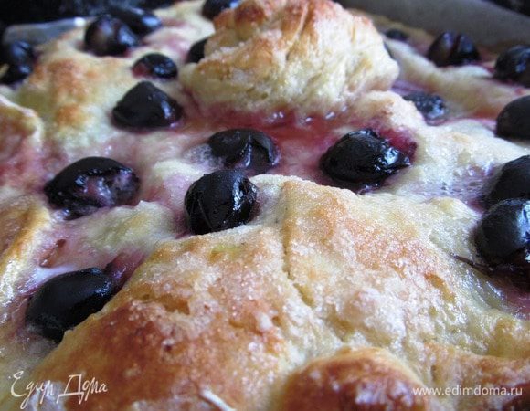 Сверху кладем вторую раскатанную часть теста. Защипываем края. Взбиваем яйцо вилкой и смазываем пирог. Посыпаем оставшимся сахаром. Дальше выкладываем виноград (тоже подавленный). Сверху поливаем медом. Выпекаем 25-30 минут до готовности. 