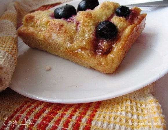 Ароматы по всей квартире, а когда разрезаете пирог, только представьте, как тесто, пропитанное виноградной начинкой сочетается с карамелизированной верхней медовой корочкой. Заваривайте не менее ароматный чай и зовите всех к столу. Отказать себе в таком удовольствии невозможно! 