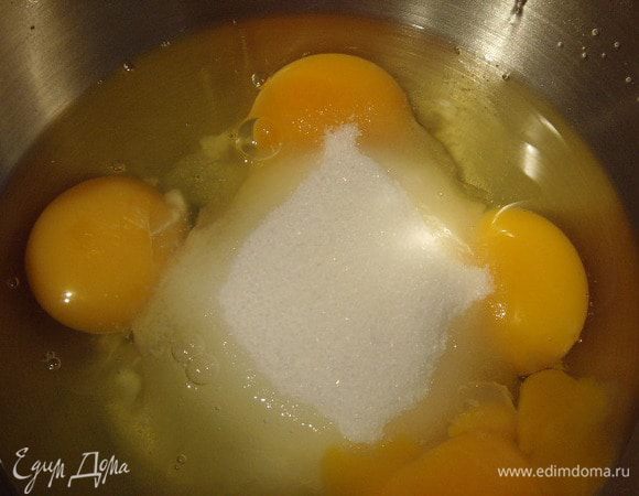 Яйца взбить со 100 г сахара и добела, в пышную пену.
