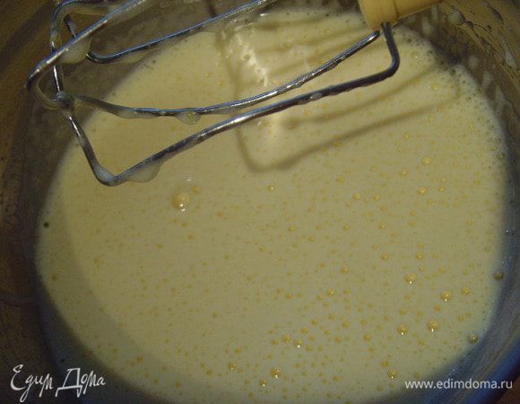 Продолжая взбивать ввести ванилин и соль.