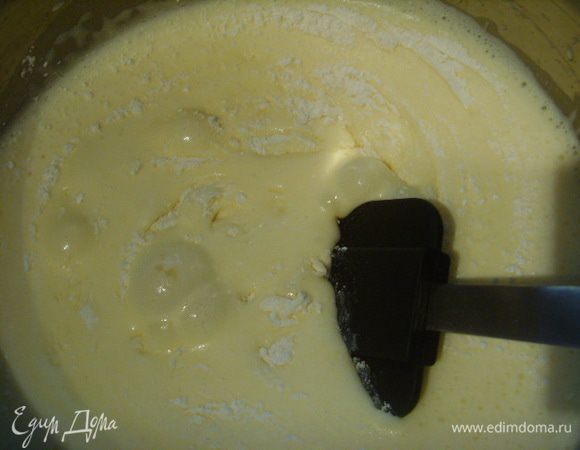 Смешать муку с разрыхлителем и ввести в яичную смесь, аккуратно вмешав её лопаточкой ( уже не взбивать).