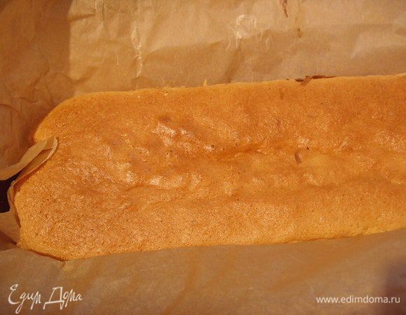 Форму вынуть из духовки, дать коржу 10 мин. отдохнуть.