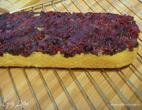 Выложить бисквит на решетку ягодами наверх и дать полностью остыть.